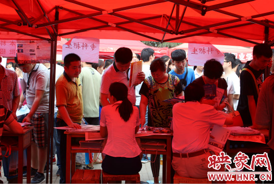 家長們最關(guān)心的還是畢業(yè)以后孩子的就業(yè)情況。