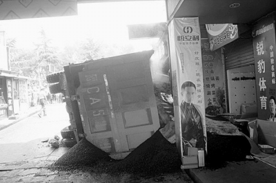 三門(mén)峽一婦女雙腿遭熱瀝青澆埋 過(guò)路市民將其刨出 三門(mén)峽一婦女雙腿遭熱瀝青澆埋 過(guò)路市民將其刨出