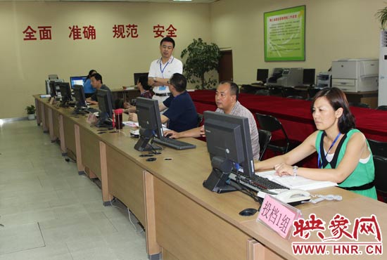 今年我省高招錄取工作正在平穩(wěn)正常開(kāi)展，圖為投檔組工作人員。