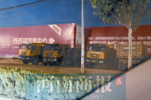 昨夜，記者發(fā)現(xiàn)一些工地外，渣土車們正在“休息”記者 鄧萬里/攝