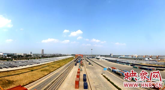 鄭州鐵路集裝箱中心站內(nèi)，滿載貨物的國際班列從這里開出。段晉哲/攝