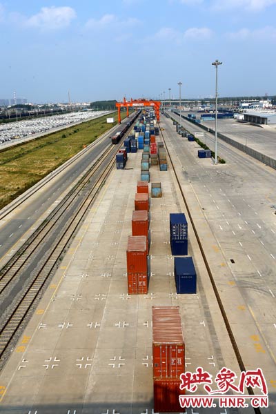 打造成為中西部地區(qū)對外貿(mào)易的“無水港”。段晉哲/攝