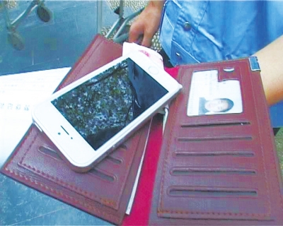 錢包里裝了5000來塊錢，懷里揣著最新的蘋果5S“土豪金”手機(jī)