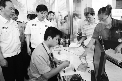 網(wǎng)上預(yù)約辦證大大節(jié)省了排隊(duì)與等候時(shí)間 網(wǎng)上預(yù)約辦證大大節(jié)省了排隊(duì)與等候時(shí)間