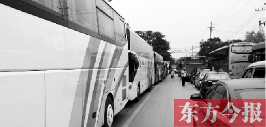 昨日，只能由東向西單行的鄭州市城南路上，闖進(jìn)了由西向東行駛的大巴車，造成嚴(yán)重交通擁堵