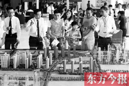 昨天上午，在鄭州市區(qū)一售樓部內(nèi)，看房的顧客比平時(shí)多了不少