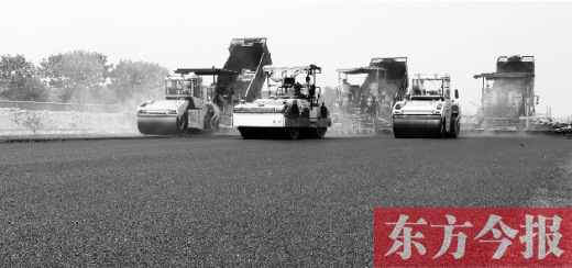 鄭州通航試驗(yàn)區(qū)上街機(jī)場的改擴(kuò)建工程正在緊張施工，寬闊的跑道已經(jīng)基本竣工