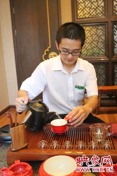 1、水壺里的水煮沸，李克勤把茶葉放進(jìn)茶荷里，準(zhǔn)備溫杯沖茶