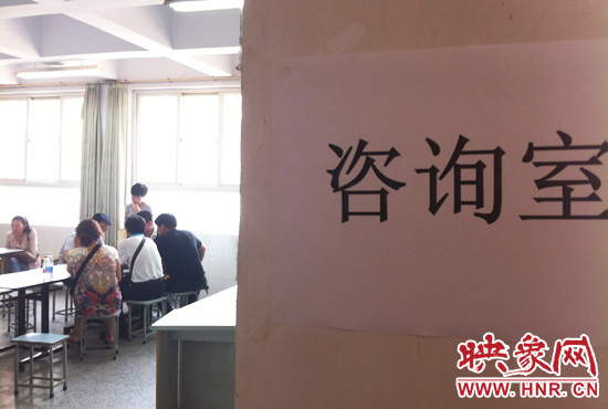 在金水區(qū)教體局設(shè)立的“復(fù)議”現(xiàn)場，家長們提出了各式各樣的問題。