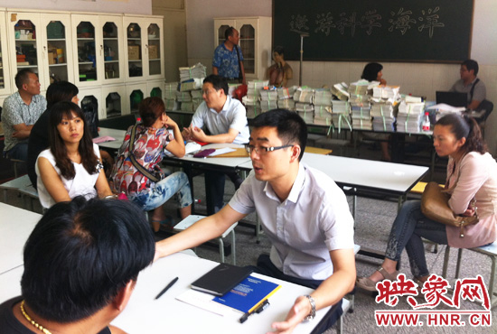 各區(qū)受理咨詢的教育部門工作人員對于提出的問題一一作出解答。