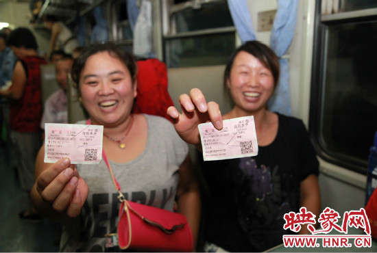 進(jìn)疆棉農(nóng)展示前往烏魯木齊的車票。