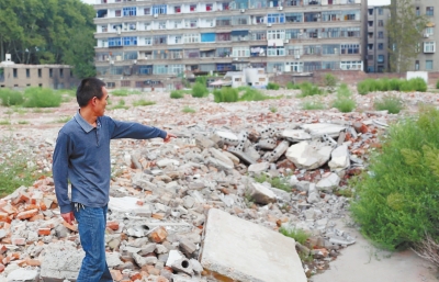 寧寧的父親說(shuō)：女兒就是在這兒被打的。