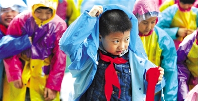 昨日下午,農(nóng)科路上一小學(xué)放學(xué)時,孩子們大部分都穿著雨披。