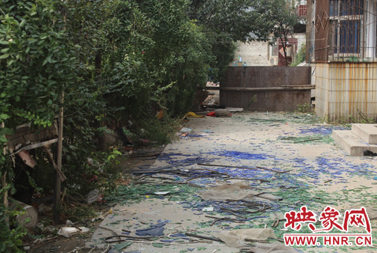 社區(qū)內(nèi)已是狼藉一片。