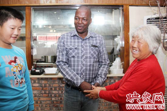 南非總統(tǒng)兒子到鄭喝胡辣湯遭圍觀 70多歲大媽激動合影 南非總統(tǒng)兒子到鄭喝胡辣湯遭圍觀 70多歲大媽激動合影