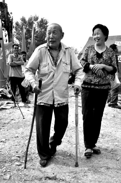 2011年6月26日，何兆勝在三女兒的陪伴下漫步在搬遷現(xiàn)場。