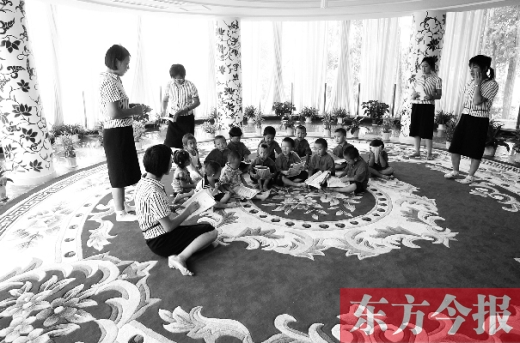 鄭州一幼兒園里的孩子在老師的帶領(lǐng)下讀《論語(yǔ)》。