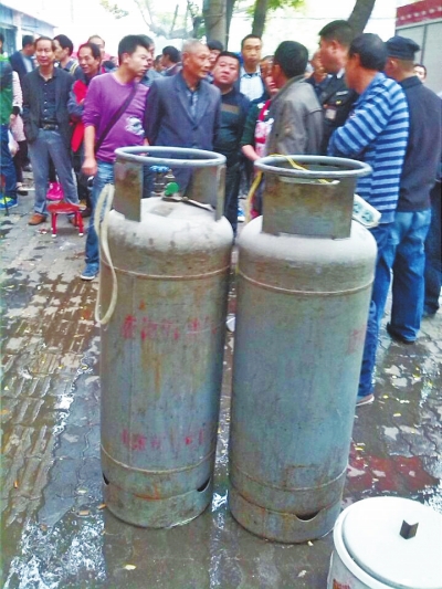 這兩個(gè)大塊頭沒事，眾人懸著的心平靜下來。