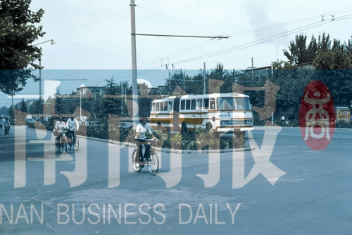 1983年的建設(shè)路，已經(jīng)有了電車