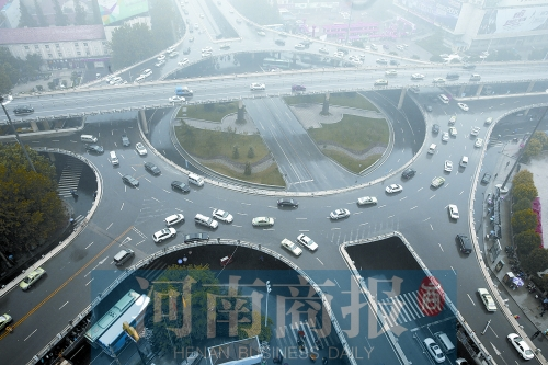 紫荊山立交橋，如今是許多人上下班的必經(jīng)之路