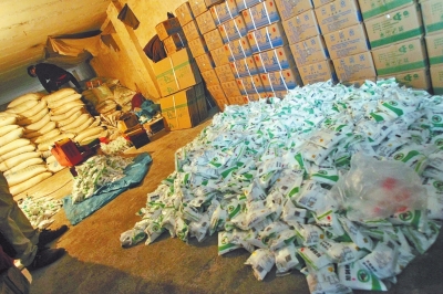 大袋的飼料添加劑氯化鈉經(jīng)過(guò)仿冒加工，就變成了小袋的食用碘鹽。