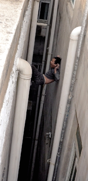 就在民警緊急施救時，他從兩樓之間摔下。