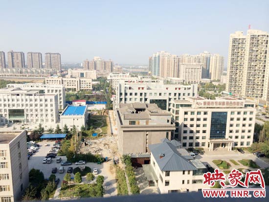 一座4層的建筑樓頂蓋上了四合院。