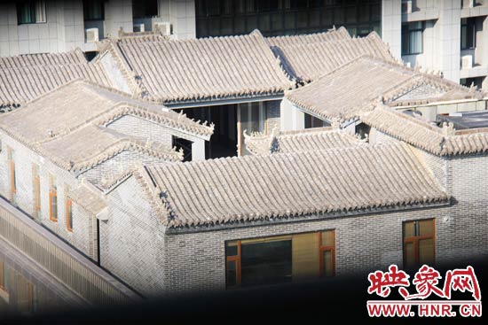 這座建筑里面的裝修奢華考究，門窗和吊頂均為紅木。