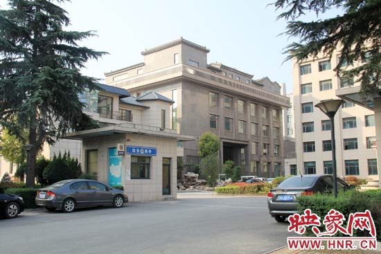 據(jù)這座建筑的一名工作人員稱，整座建筑為海龍集團(tuán)所有，房屋建成之后用作公司紅木家具展示。