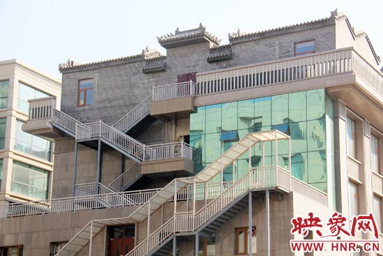 這座建筑的背面，已建好步梯。