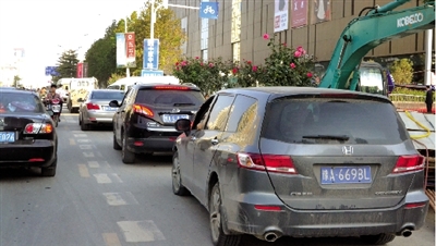 中原路華山路口，花壇擋了進(jìn)入地下商場(chǎng)的車流