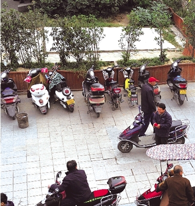 等活的摩的“包圍”紫荊山地鐵口 等活的摩的“包圍”紫荊山地鐵口