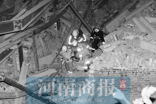 昨晚8點30分，消防員從廢墟中救出一名被埋者