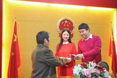 昨天領取結(jié)婚證的一對新人 昨天領取結(jié)婚證的一對新人