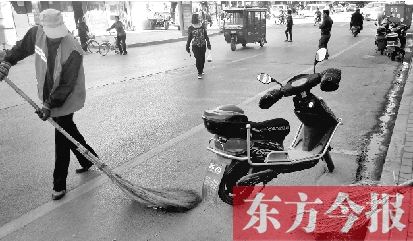 昨日，鄭州市中州大道上，穿梭于車流中上崗的環(huán)衛(wèi)工