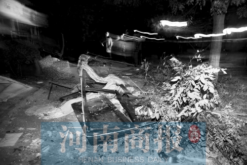 出事的樓下,被炸飛的窗戶玻璃滿地都是 出事的樓下,被炸飛的窗戶玻璃滿地都是