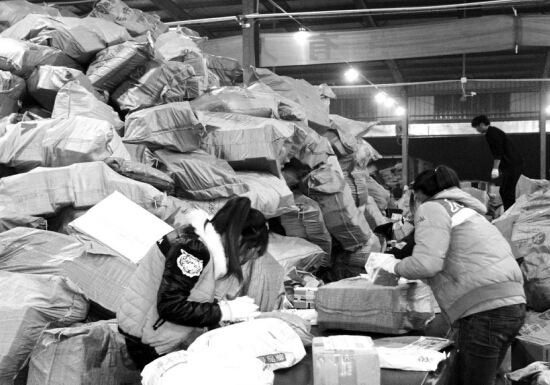 “雙十一”過后快遞業(yè)迎來投遞高峰，鄭州一家快遞公司網(wǎng)點(diǎn)內(nèi)，快遞堆積如山，分揀員24小時不間斷工作