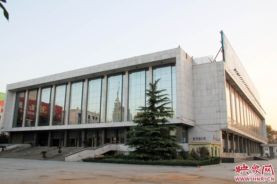 省人民會(huì)堂樓頂西側(cè)的廣告牌已經(jīng)全部拆除完畢，現(xiàn)場的施工人員和機(jī)械設(shè)備已經(jīng)全部撤離。