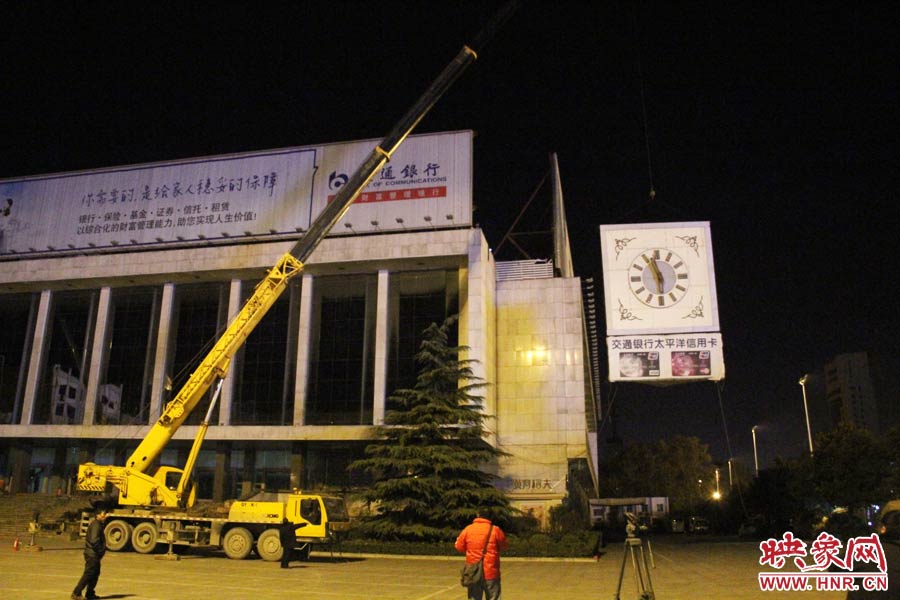 23點(diǎn)左右，位于樓頂東南角的第一塊牌被卸掉。