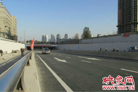 紅專路下穿中州大道隧道工程西起紅專路與姚寨路交叉口，東至紅專路與龍湖外環(huán)路交叉口。