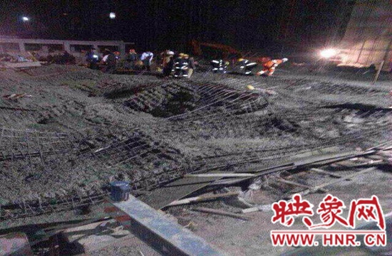 圖為事故現(xiàn)場(chǎng)情況，當(dāng)?shù)厝罕姽﹫D。