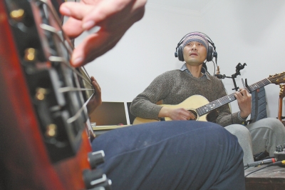 抱著吉他撥弄琴弦，子芙唱著自己的音樂。