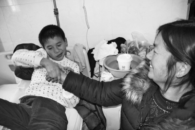 伯母陪小田在醫(yī)院接受治療 伯母陪小田在醫(yī)院接受治療