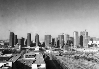 在鄭州市同一地點拍攝的照片，下為1月1日晴朗天氣，上為1月5日霧霾天氣。（拼接圖片）