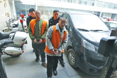 倆刑釋男子，冒充“富二代”，微信搜附近的人，專搶出入娛樂場(chǎng)所女性