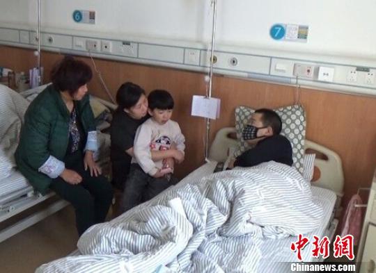 　一家4口在病房里團(tuán)聚過(guò)年。