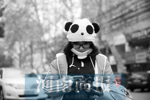 氣溫降了下來，不少人出行都裝備整齊