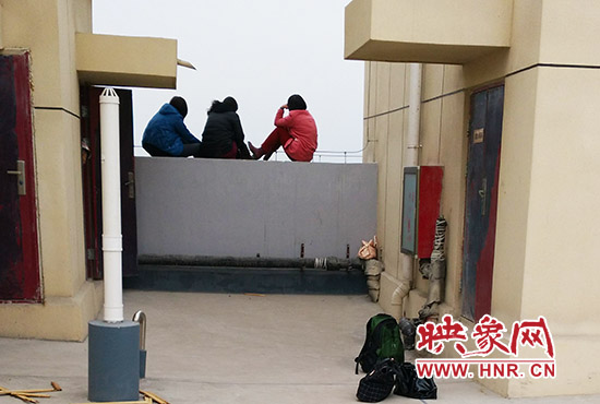 三人在樓頂始終不肯下來。