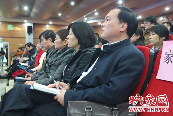 認(rèn)真聽取招生政策的學(xué)生家長(zhǎng)。