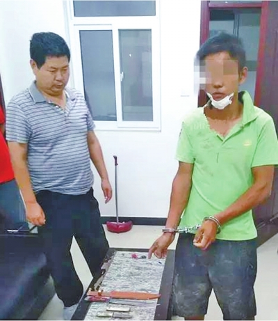 犯罪嫌疑人張某某（右）被抓時，挎包中被搜出兩把長約30厘米的尖刀